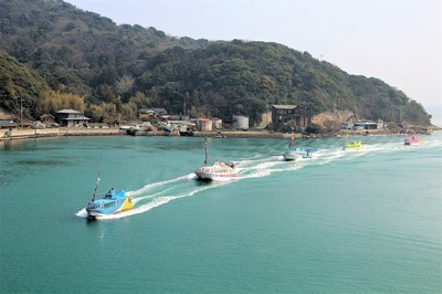 青海島観光汽船パレード1.jpg