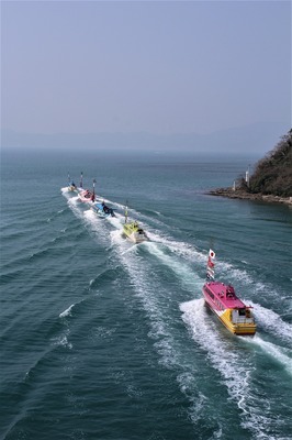 青海島観光汽船パレード2.jpg