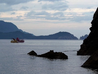 青海島観光船とクジラ岩.jpg
