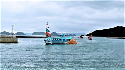 青海島観光船海上パレード1.jpg